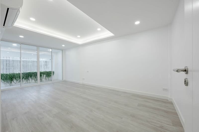 4-BR Townhouse, Bangkok, Khlong Tan Nua, Watthana, Bangkok, 4 Bedrooms, 250 sqm, Townhouse For Sale, by Nattapat Reunyota, 500305118 - DDproperty.com