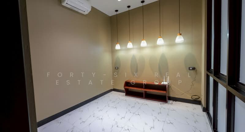 ที่ดินพร้อมอาคาร ติดถนนพระราม9, Bangkok, พระราม9, Bang Kapi, Huai Khwang, Bangkok, , 316 sqm, Retail Space For Rent, by Forty-Six Real Estate Group, 500306454 - DDproperty.com