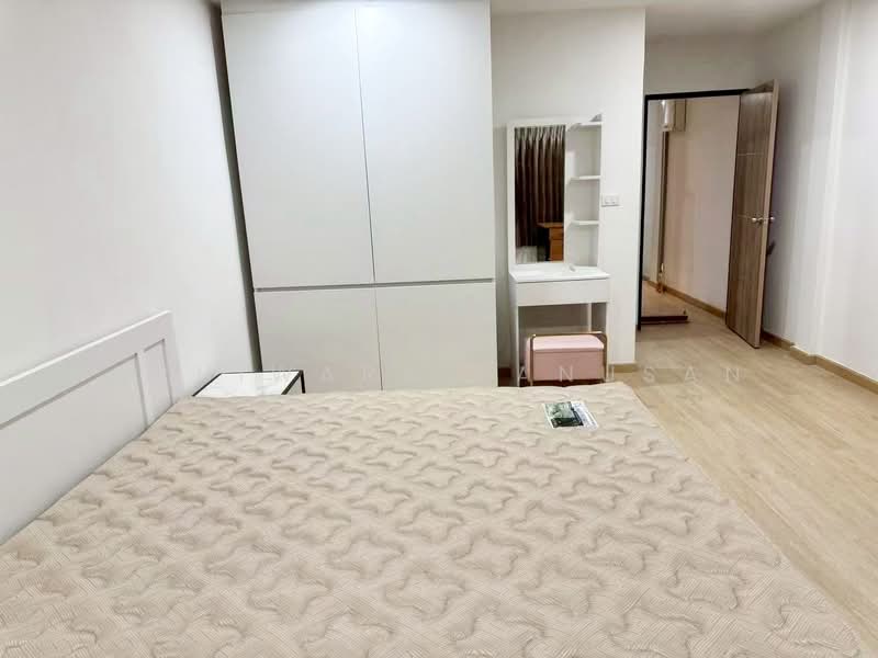 House ratchada, Bangkok, ประชาราษฎร์บำเพ็ญ, Huai Khwang, Bangkok, 5 Bedrooms, 250 sqm, Single Detached House For Rent, by Achiwara Panusan, 500306770 - DDproperty.com
