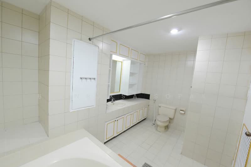 Oriental Towers, Bangkok, 25 Soi Ekkamai 12, Ekkamai Road, Khlong Tan Nua, Watthana, Bangkok, 3 Bedrooms, 350 sqm, Condo For Rent, by Boonraksa Sopak, 500307200 - DDproperty.com