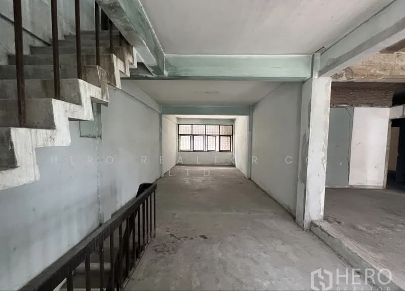 For Rent Shophouse Suitable for Hostel 1,000 sqm in Silom, Bang Rak HRE00770, กรุงเทพ, สีลม, บางรัก, กรุงเทพ, 1,000 ตร.ม., ตึกแถว-อาคารพาณิชย์ ให้เช่า, โดย Hero Realtor Co., Ltd., 500307597 - DDproperty.com