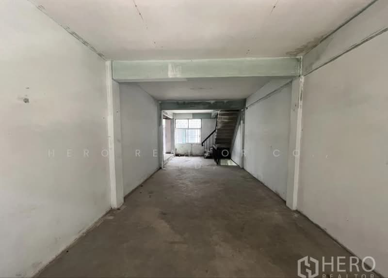 For Rent Shophouse Suitable for Hostel 1,000 sqm in Silom, Bang Rak HRE00770, กรุงเทพ, สีลม, บางรัก, กรุงเทพ, 1,000 ตร.ม., ตึกแถว-อาคารพาณิชย์ ให้เช่า, โดย Hero Realtor Co., Ltd., 500307597 - DDproperty.com