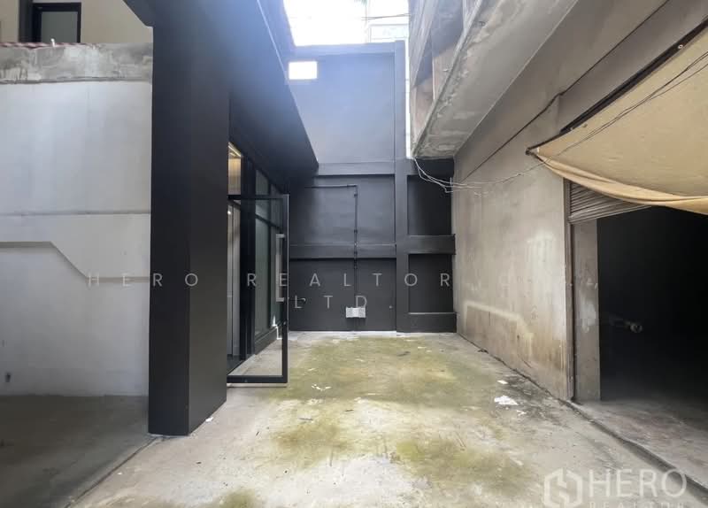 For Rent Shophouse Suitable for Hostel 1,000 sqm in Silom, Bang Rak HRE00770, Bangkok, Silom, Bang Rak, Bangkok, , 1,000 sqm, Shophouse For Rent, by Hero Realtor Co., Ltd., 500307597 - DDproperty.com
