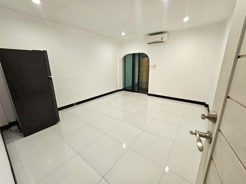 Commercial building for rent, Sukhumvit 95, near BTS Bang Chak. (SPSP660), Bangkok, สุขุมวิท95, Bang Chak, Phra Khanong, Bangkok, , 160 sqm, Shophouse For Rent, by Agent Pla, 500307643 - DDproperty.com