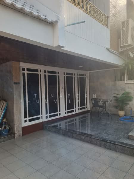 6-BR House, Bangkok, Khlong Tan Nua, Watthana, Bangkok, 6 Bedrooms, 385 sqm, Single Detached House For Rent, by Tanaporn Phumvilairak, 500308253 - DDproperty.com