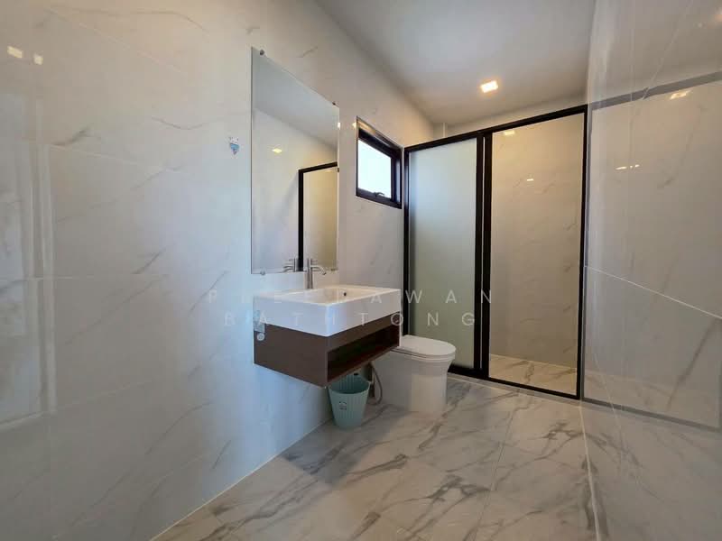 Chokchai Village 9, Chon Buri (Pattaya), Bang Lamung, Bang Lamung (Pattaya), Chon Buri (Pattaya), 5 Bedrooms, 300 sqm, Townhouse For Rent, by Patchara Srisak, 500308522 - DDproperty.com
