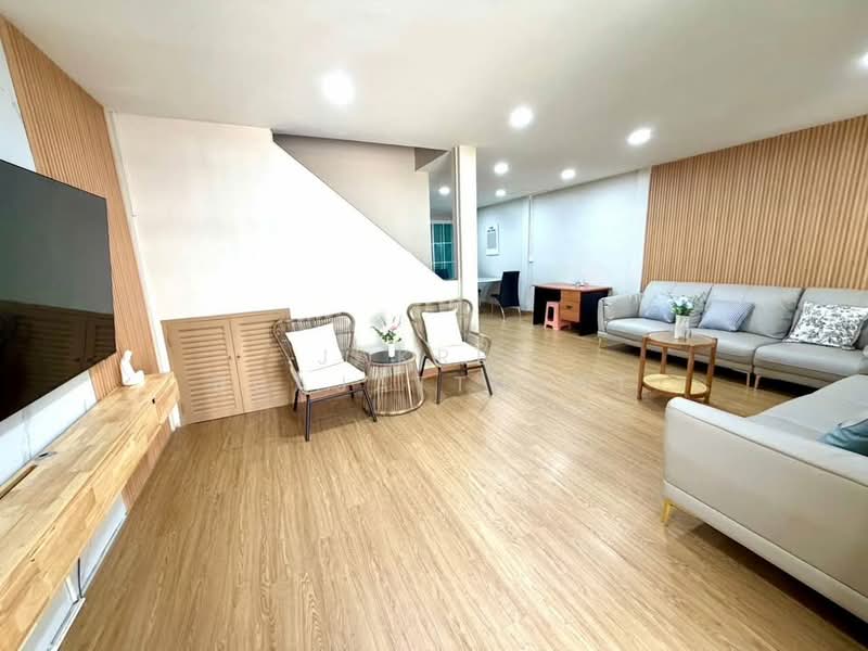4-BR Townhouse, Bangkok, Samsen Nok, Huai Khwang, Bangkok, 4 Bedrooms, 220 sqm, Townhouse For Rent, by Jakree Buajatturat, 500308543 - DDproperty.com