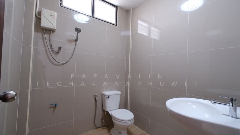3-BR Townhouse, Bangkok, Phra Kanong, Khlong Toei, Bangkok, 3 Bedrooms, 250 sqm, Townhouse For Rent, by Papavalin Techatanaphuwit, 500308847 - DDproperty.com