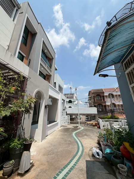 Townhouse Area sukhumvit 101/1, Bangkok, Bang Chak, Phra Khanong, Bangkok, 4 Bedrooms, 1 sqm, Townhouse For Sale, by Eastblue Horizon, 500308996 - DDproperty.com