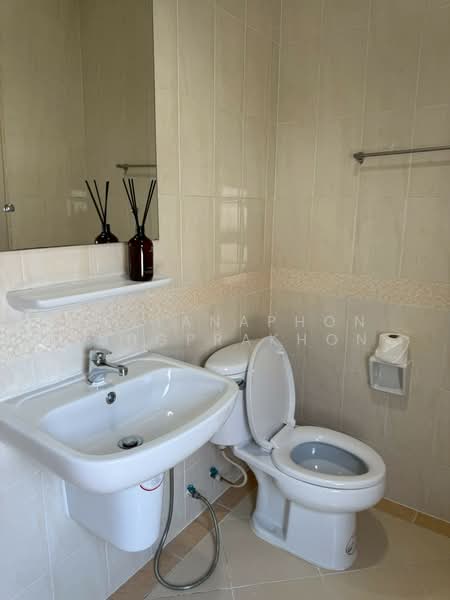 Baan Klang Muang Swiss Town Kaset-Nawamin, Bangkok, Soi Moobaan Klang Mueng, Chorake Bua, Lat Phrao, Bangkok, 3 Bedrooms, 96 sqm, Townhouse For Rent, by Rattanaphon Yungprakhon, 500310058 - DDproperty.com