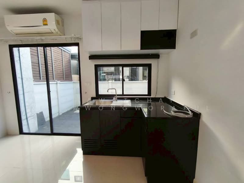 Baan Klang Muang Pinklao - Charan, Bangkok, along the expressway Si Rat  Road-Outer Ring Road, Bang O, Bang Phlat, Bangkok, 3 Bedrooms, 145 sqm, Townhouse For Sale, by Thawatchai Methawongworakul, 500310684 - DDproperty.com