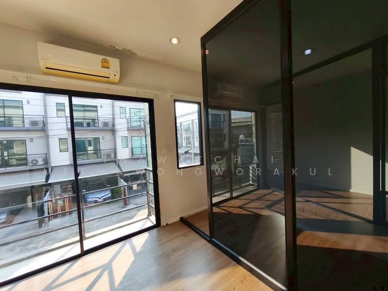 Baan Klang Muang Pinklao - Charan, Bangkok, along the expressway Si Rat  Road-Outer Ring Road, Bang O, Bang Phlat, Bangkok, 3 Bedrooms, 145 sqm, Townhouse For Sale, by Thawatchai Methawongworakul, 500310684 - DDproperty.com