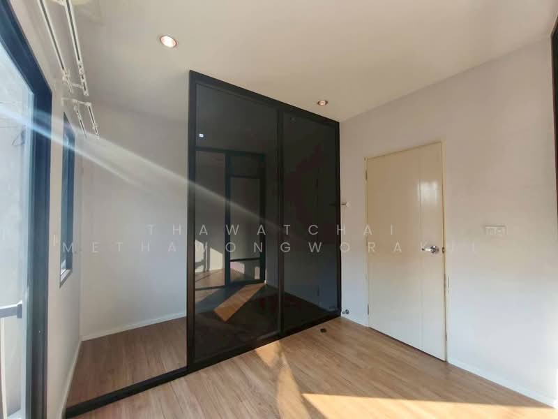 Baan Klang Muang Pinklao - Charan, Bangkok, along the expressway Si Rat  Road-Outer Ring Road, Bang O, Bang Phlat, Bangkok, 3 Bedrooms, 145 sqm, Townhouse For Sale, by Thawatchai Methawongworakul, 500310684 - DDproperty.com