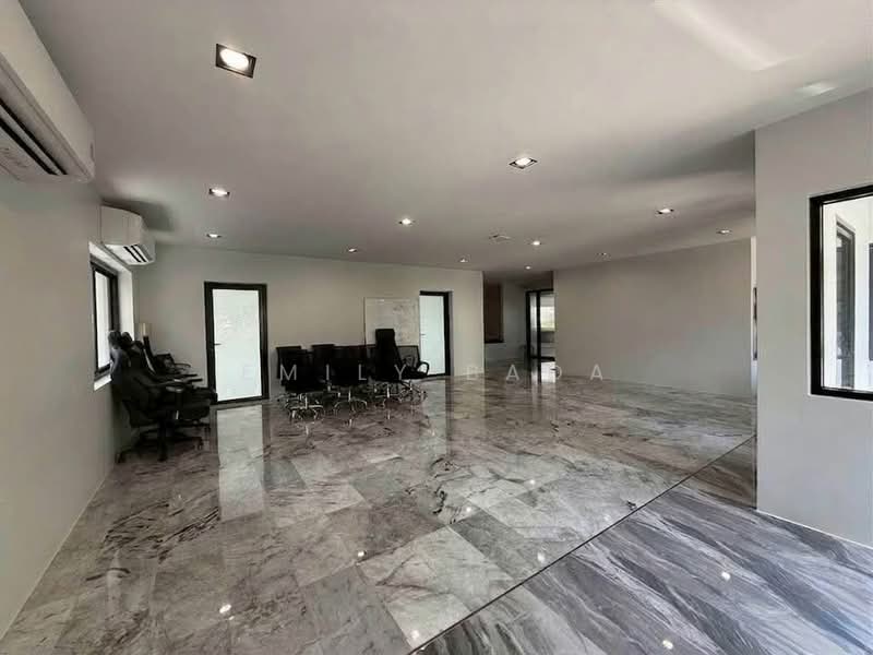 3-BR House, Bangkok, Khlong Tan Nua, Watthana, Bangkok, 3 Bedrooms, 400 sqm, Single Detached House For Rent, by Emily Bada, 500311651 - DDproperty.com