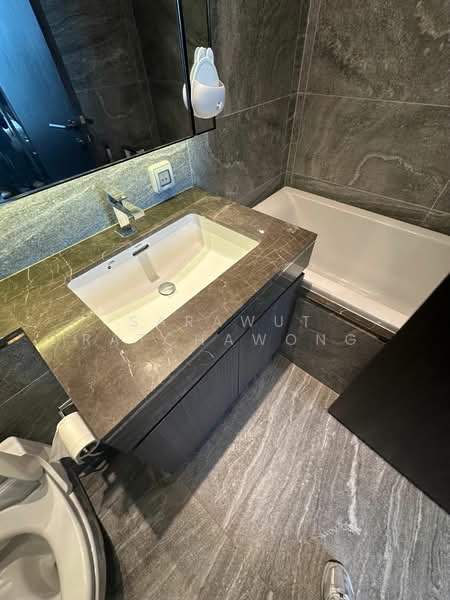 The Esse Sukhumvit 36, Bangkok, Soi Sukhumvit 36, Sukhumvit Road, Phra Kanong, Khlong Toei, Bangkok, 1 Bedroom, 42 sqm, Condo For Rent, by Sarawut Ratchawong, 500312030 - DDproperty.com