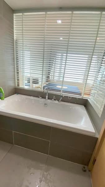 Siri At Sukhumvit, Bangkok, 902 Sukhumvit Road, Phra Kanong, Khlong Toei, Bangkok, 2 Bedrooms, 70 sqm, Condo For Rent, by Nattapol Jedsadathitikul, 500312393 - DDproperty.com
