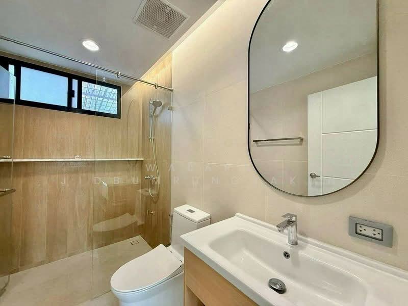 4-BR Townhouse, Bangkok, Silom, Bang Rak, Bangkok, 4 Bedrooms, 334 sqm, Townhouse For Rent, by Walapa Jidbumrungsakun, 500312589 - DDproperty.com
