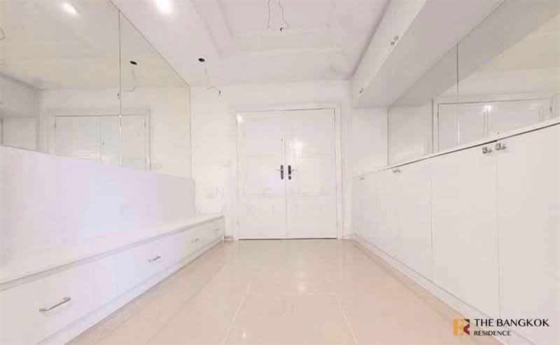 President Park Sukhumvit 24, Bangkok, 99 Sukhumvit 24 Alley, Khlongtoei Nua, Watthana, Bangkok, 3 Bedrooms, 220 sqm, Condo For Rent, by Nicha Peerakittikul, 500314666 - DDproperty.com