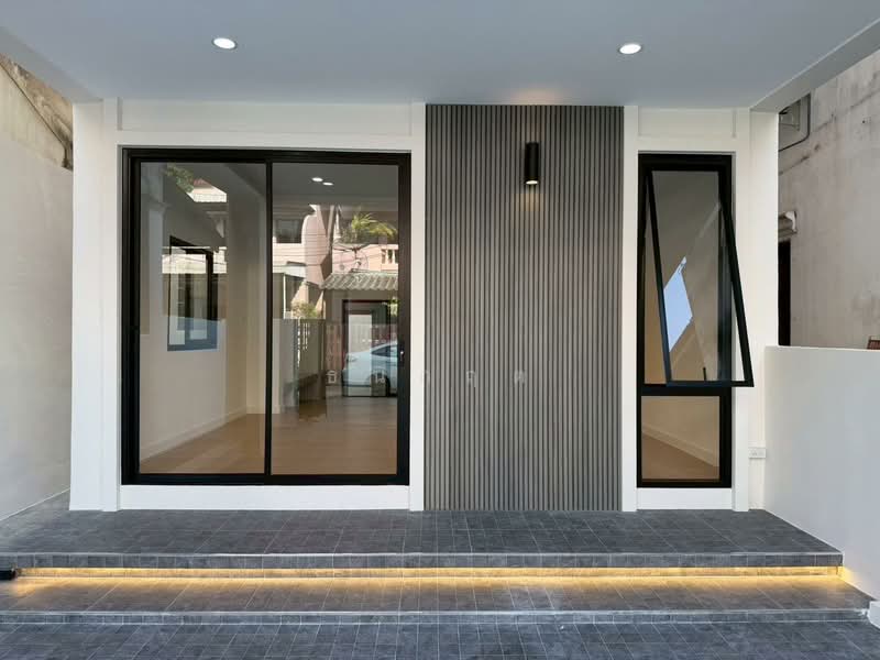 🏡 ทาวน์เฮ้าส์ รีโนเวทใหม่ 30 ตร.วา ทำเลสวนผัก - ทุ่งมังกร 10 บ้านสวย พร้อมอยู่ เข้าออกได้หลายทาง ❤️, Bangkok, Chim Plee, Taling Chan, Bangkok, 3 Bedrooms, 120 sqm, Townhouse For Sale, by ธนกฤต, 500315600 - DDproperty.com