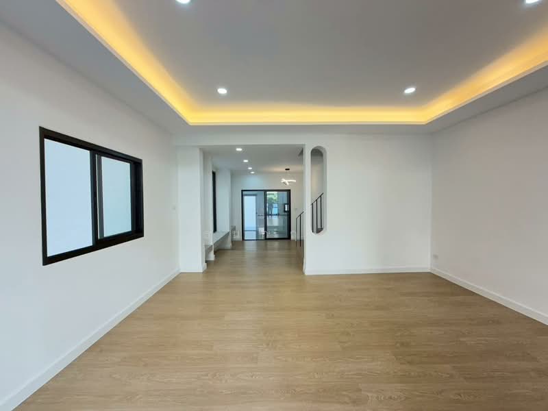 🏡 ทาวน์เฮ้าส์ รีโนเวทใหม่ 30 ตร.วา ทำเลสวนผัก - ทุ่งมังกร 10 บ้านสวย พร้อมอยู่ เข้าออกได้หลายทาง ❤️, Bangkok, Chim Plee, Taling Chan, Bangkok, 3 Bedrooms, 120 sqm, Townhouse For Sale, by ธนกฤต, 500315600 - DDproperty.com