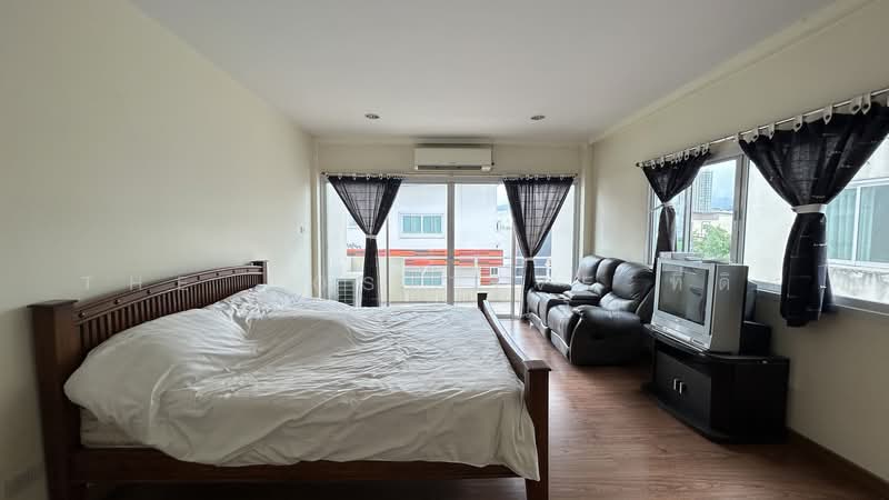3.5-Storey Commercial Building in Chiang Mai Business Park (CBP), Chiang Mai, Nong Pa Krang, Muang Chiang Mai, Chiang Mai, , 204 sqm, Shophouse For Rent, by The Positive ที่ดิน บ้าน คอนโด, 500315802 - DDproperty.com