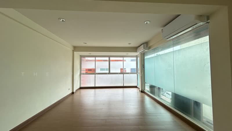 3.5-Storey Commercial Building in Chiang Mai Business Park (CBP), Chiang Mai, Nong Pa Krang, Muang Chiang Mai, Chiang Mai, , 204 sqm, Shophouse For Rent, by The Positive ที่ดิน บ้าน คอนโด, 500315802 - DDproperty.com