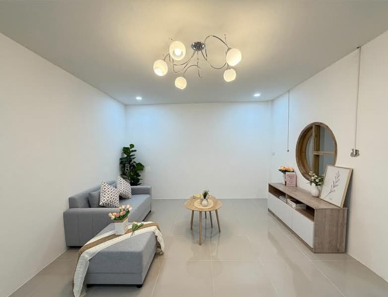 ขายทาวน์โฮมรีโนเวทใหม่ ม.รุ่งอมรวิลล่า เก้ากิโล ศรีราชา, Chon Buri (Pattaya), Surasak, Si Racha, Chon Buri (Pattaya), 2 Bedrooms, 80 sqm, Townhouse For Sale, by Dusit Saengfa, 500316063 - DDproperty.com