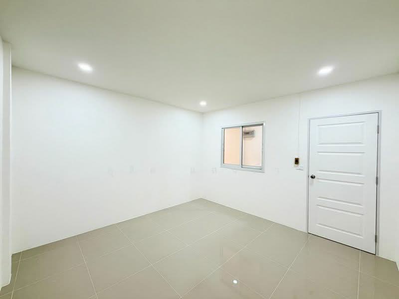 ขายทาวน์โฮมรีโนเวทใหม่ ม.รุ่งอมรวิลล่า เก้ากิโล ศรีราชา, Chon Buri (Pattaya), Surasak, Si Racha, Chon Buri (Pattaya), 2 Bedrooms, 80 sqm, Townhouse For Sale, by Dusit Saengfa, 500316063 - DDproperty.com