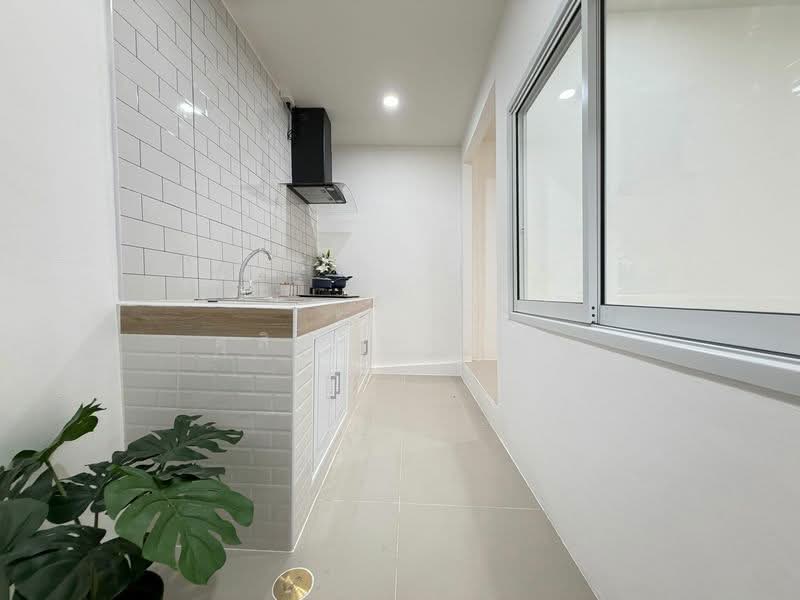 ขายทาวน์โฮมรีโนเวทใหม่ ม.รุ่งอมรวิลล่า เก้ากิโล ศรีราชา, Chon Buri (Pattaya), Surasak, Si Racha, Chon Buri (Pattaya), 2 Bedrooms, 80 sqm, Townhouse For Sale, by Dusit Saengfa, 500316063 - DDproperty.com