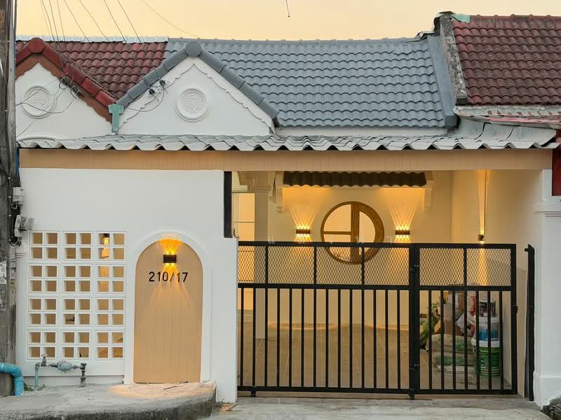 ขายทาวน์โฮมรีโนเวทใหม่ ม.รุ่งอมรวิลล่า เก้ากิโล ศรีราชา, Chon Buri (Pattaya), Surasak, Si Racha, Chon Buri (Pattaya), 2 Bedrooms, 80 sqm, Townhouse For Sale, by Dusit Saengfa, 500316063 - DDproperty.com