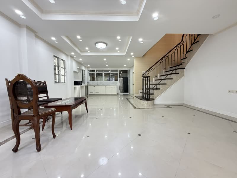 Silom, Bangkok, สีลม, Silom, Bang Rak, Bangkok, 4 Bedrooms, 400 sqm, Single Detached House For Rent, by ดนิตา จุมพลา, 500316163 - DDproperty.com