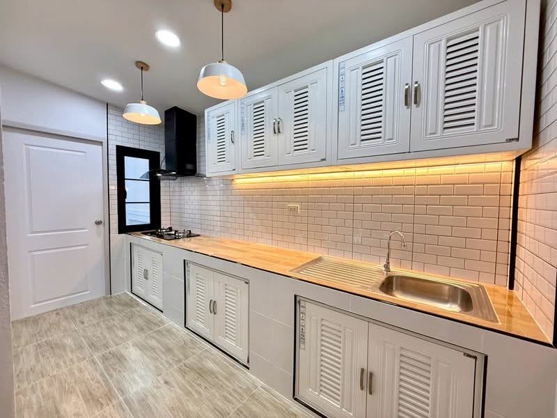 ขายบ้านแฝดสวยหรูสไตล์ทัสคานี หนองยายบู่ ศรีราชา, Chon Buri (Pattaya), Surasak, Si Racha, Chon Buri (Pattaya), 3 Bedrooms, 150 sqm, Semi-Detached House (Twin House) For Sale, by Dusit Saengfa, 500316245 - DDproperty.com