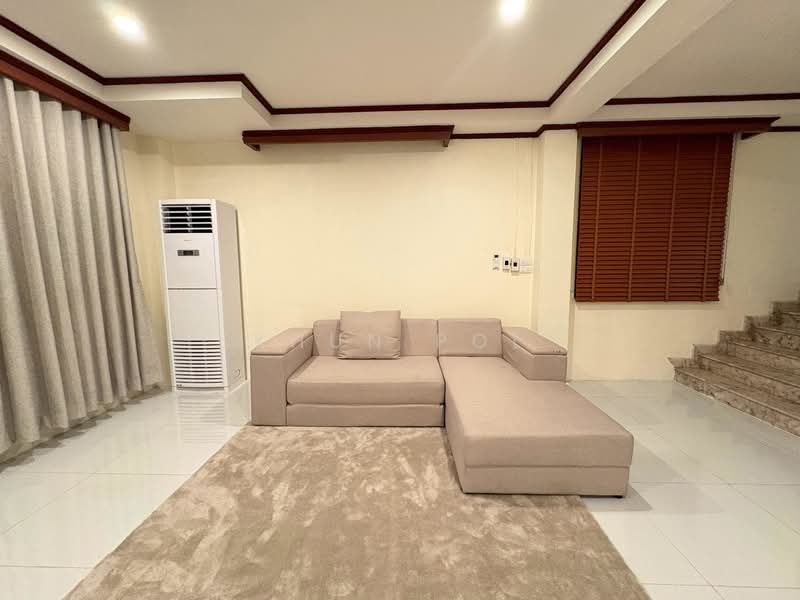 Detached House + Rooftop 3-Storey Renovated Home Charoen Nakhon Area, Bangkok, Bang Lam Phu Lang, Khlong San, Bangkok, 3 Bedrooms, 300 sqm, Single Detached House For Rent, by Khun Pol, 500316887 - DDproperty.com