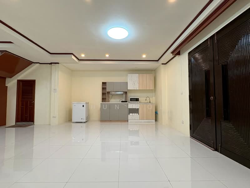 Detached House + Rooftop 3-Storey Renovated Home Charoen Nakhon Area, Bangkok, Bang Lam Phu Lang, Khlong San, Bangkok, 3 Bedrooms, 300 sqm, Single Detached House For Rent, by Khun Pol, 500316887 - DDproperty.com