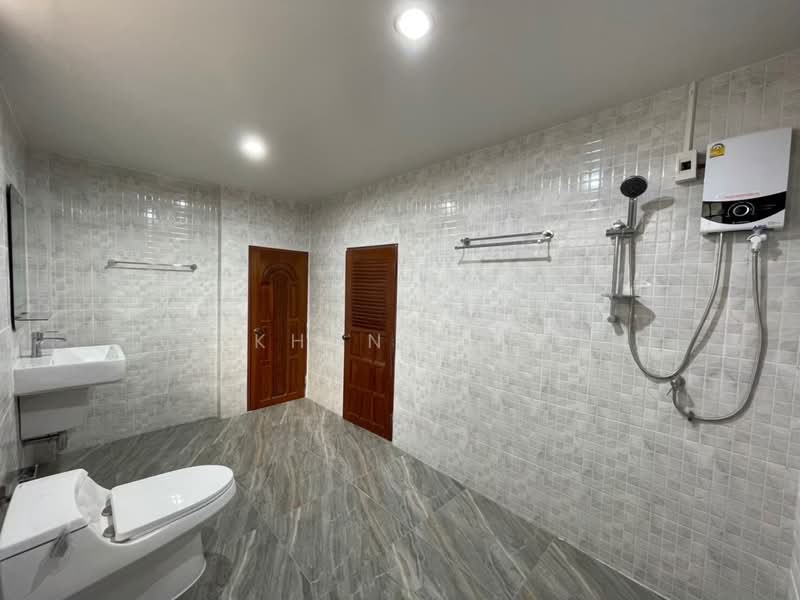 Detached House + Rooftop 3-Storey Renovated Home Charoen Nakhon Area, Bangkok, Bang Lam Phu Lang, Khlong San, Bangkok, 3 Bedrooms, 300 sqm, Single Detached House For Rent, by Khun Pol, 500316887 - DDproperty.com