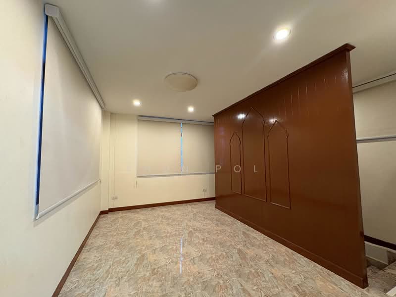 Detached House + Rooftop 3-Storey Renovated Home Charoen Nakhon Area, Bangkok, Bang Lam Phu Lang, Khlong San, Bangkok, 3 Bedrooms, 300 sqm, Single Detached House For Rent, by Khun Pol, 500316887 - DDproperty.com
