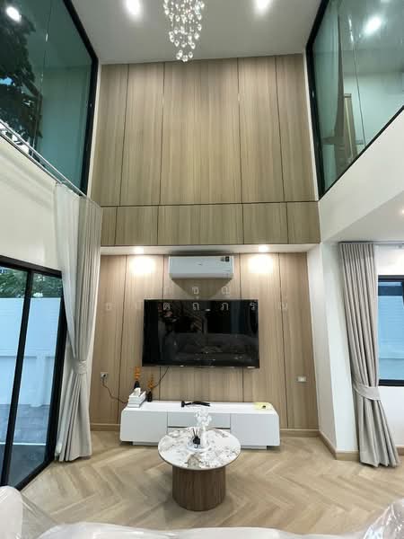 บ้านเดี่ยวหลังมุม นวมินทร์ บางกะปิ สไตล์ โมเดิร์น, Bangkok, Nuan Chan, Bueng Kum, Bangkok, 3 Bedrooms, 320 sqm, Single Detached House For Sale, by ปภัชญา ธนัตถ์ภรณ์, 500317432 - DDproperty.com