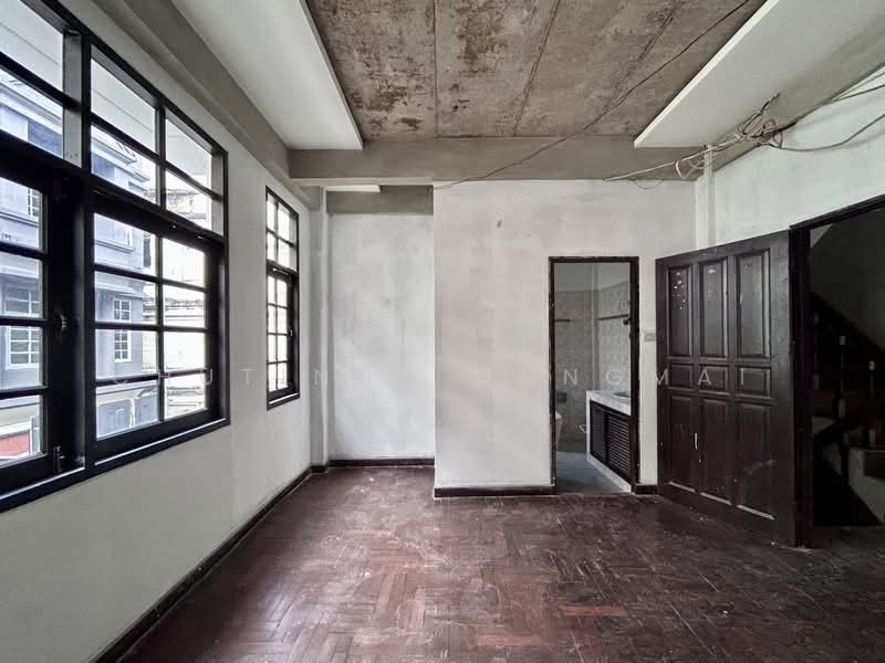 For Rent: 3-Storey Town House in Phrom Phong Ideal for Restaurant, Hostel, Bangkok, Khlong Tan Nua, Watthana, Bangkok, , 230 sqm, Retail Space For Rent, by Chutinun Mungmai, 500317532 - DDproperty.com