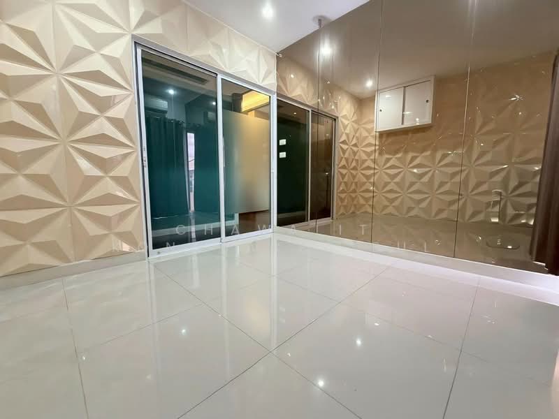 Chuan Chuen Modus Centro, Nonthaburi, Chaeng Watthana Road, Khlong Klue, Pak Kret, Nonthaburi, 6 Bedrooms, 250 sqm, Semi-Detached House (Twin House) For Sale, by CHAWALIT KONGSAKPAIBUL, 500318272 - DDproperty.com