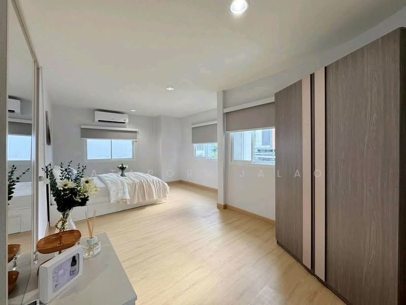5-BR House, Bangkok, Din Daeng, Bangkok, 5 Bedrooms, 360 sqm, Single Detached House For Rent, by Sataporn Jalao, 500318596 - DDproperty.com