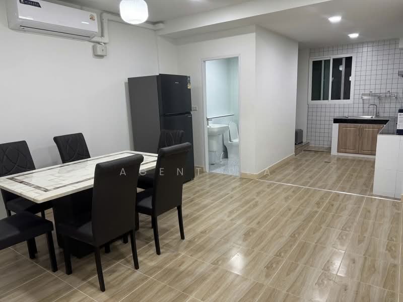 For Rent: 3-Story Townhouse in Ratchada-Sutthisan, Huai Khwang Area (SPSAD3993), Bangkok, Samsen Nok, Huai Khwang, Bangkok, 5 Bedrooms, 250 sqm, Townhouse For Rent, by Agent Pla, 500320025 - DDproperty.com