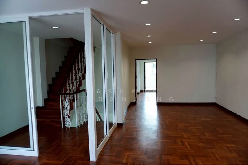 6-BR Townhouse, Bangkok, Phra Kanong Nua, Watthana, Bangkok, 6 Bedrooms, 386 sqm, Townhouse For Sale, by Pasupit Ditbanjong, 500320461 - DDproperty.com
