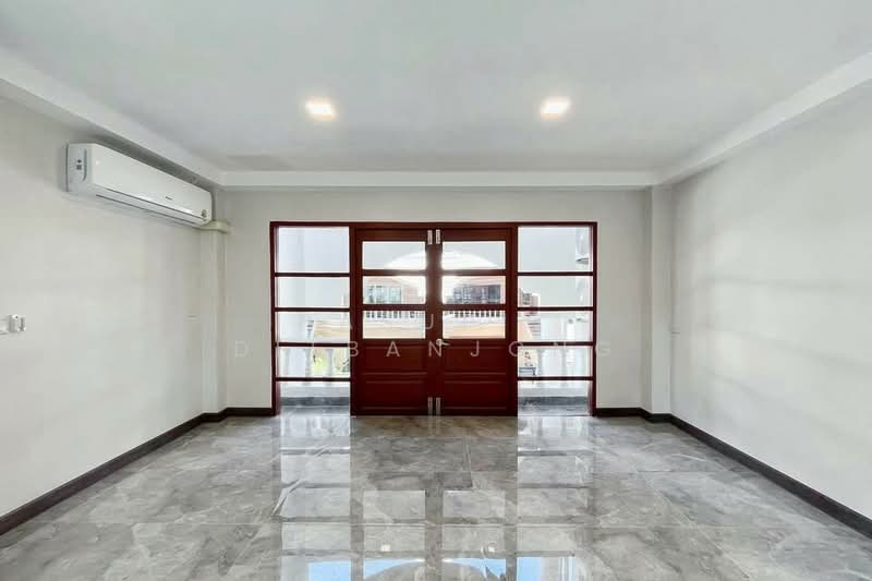 5-BR Townhouse, Bangkok, Khlong Tan Nua, Watthana, Bangkok, 5 Bedrooms, 600 sqm, Townhouse For Rent, by Pasupit Ditbanjong, 500320677 - DDproperty.com