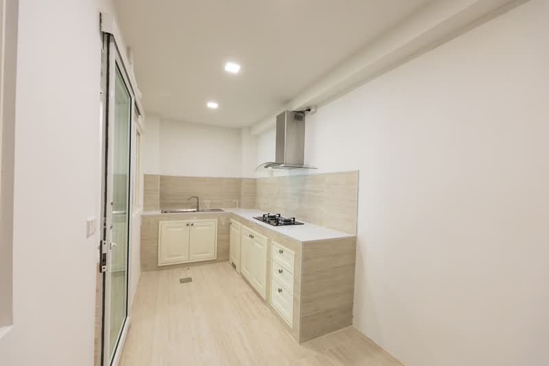 Golden Town 2 Onnut-Pattanakarn, Bangkok, 189 Soi On Nut 65 Yaek 14, Prawet, Bangkok, 3 Bedrooms, 76 sqm, Townhouse For Sale, by Tharnavee Tharnasetthadakul, 500320737 - DDproperty.com
