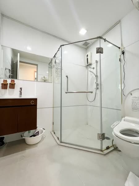 Thru Thonglor, Bangkok, Petchaburi Road, Bang Kapi, Huai Khwang, Bangkok, 2 Bedrooms, 66 sqm, Condo For Rent, by Chayannot, 500320803 - DDproperty.com