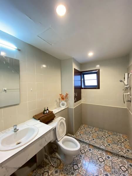 For Rent: 4-Story Townhouse in Ekkamai 6 Beds, Fully Furnished, Bangkok, Phra Kanong Nua, Watthana, Bangkok, , 450 sqm, Retail Space For Rent, by Chutinun Mungmai, 500321866 - DDproperty.com