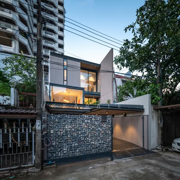 3-BR Townhouse, Bangkok, Khlong Tan Nua, Watthana, Bangkok, 3 Bedrooms, 270 sqm, Townhouse For Sale, by Pemika Aukkaraleekul, 500321944 - DDproperty.com