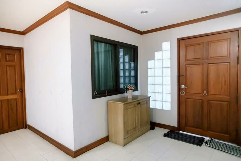 Crystal Garden, Bangkok, 217 Sukhumvit 4 Alley, Khlong Toei, Bangkok, 2 Bedrooms, 110 sqm, Condo For Sale, by Nattapat Reunyota, 500322274 - DDproperty.com