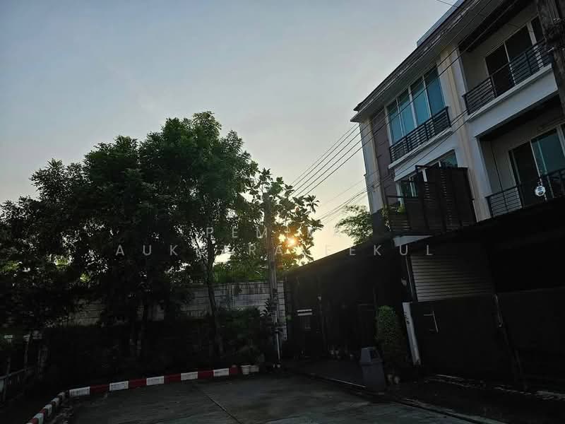 Baan Klang Muang Ladprao 87, Bangkok, Soi Ladprao 87, Khlong Chaokhun Sing, Wang Thonglang, Bangkok, 3 Bedrooms, 204 sqm, Townhouse For Sale, by Pemika Aukkaraleekul, 500322345 - DDproperty.com