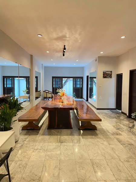 6-BR Townhouse, Bangkok, Phra Kanong Nua, Watthana, Bangkok, 6 Bedrooms, 450 sqm, Townhouse For Rent, by Boonraksa Sopak, 500322552 - DDproperty.com
